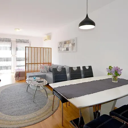 Lungo Mare With Terrace Apartamento Pula