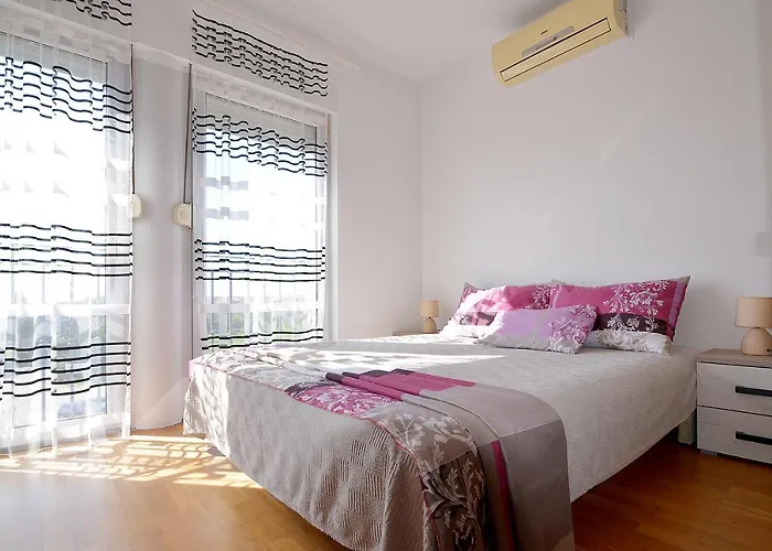 Lungo Mare With Terrace & Free Parking شقة بولا