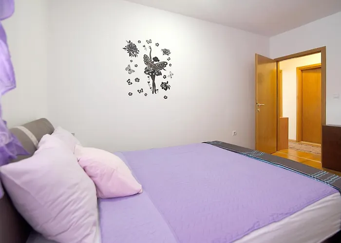 Lungo Mare With Terrace & Free Parking شقة