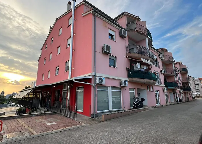 Lägenhet Lungo Mare With Terrace & Free Parking Pula