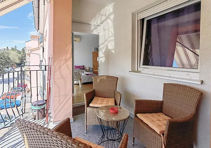 Lungo Mare With Terrace & Free Parking شقة